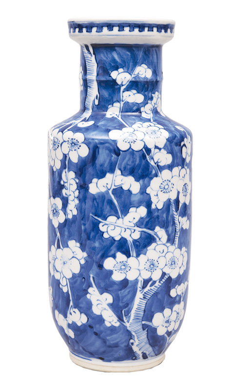 Rouleau-Vase mit Prunusblüten