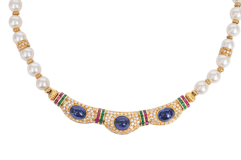 A pearl necklace with exclusive sapphire diamond clasp