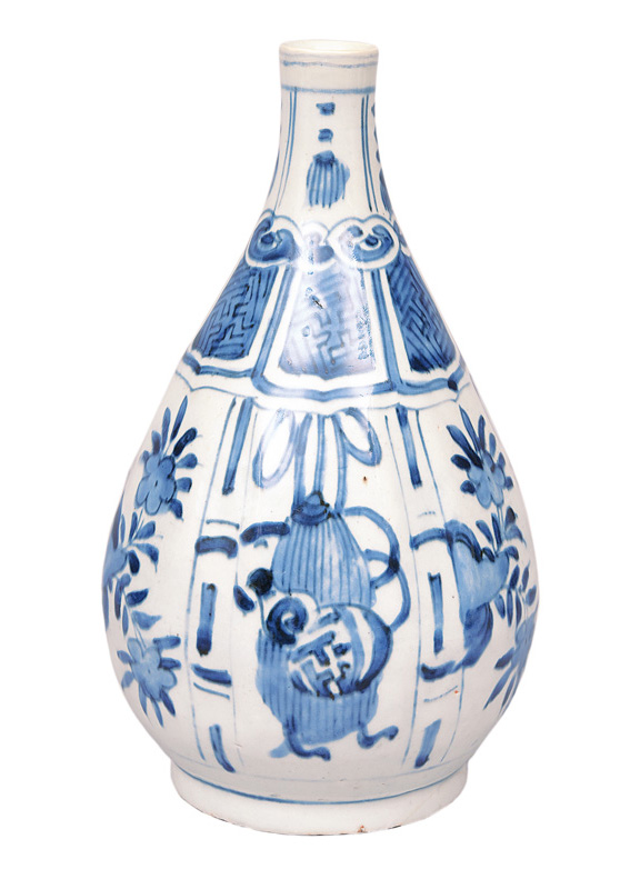 A Kraak bottle vase with symbols of the "100 Antiquities"