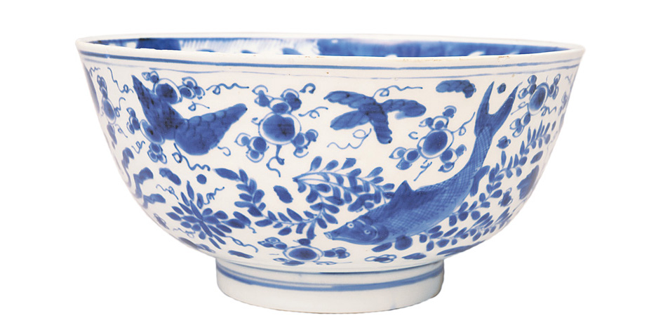 A large bowl with fishes and crab A large bowl with fishes and crab