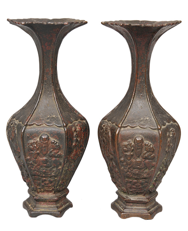 Paar kleiner hexagonaler Bronze-Vasen mit taoistischen Gottheiten