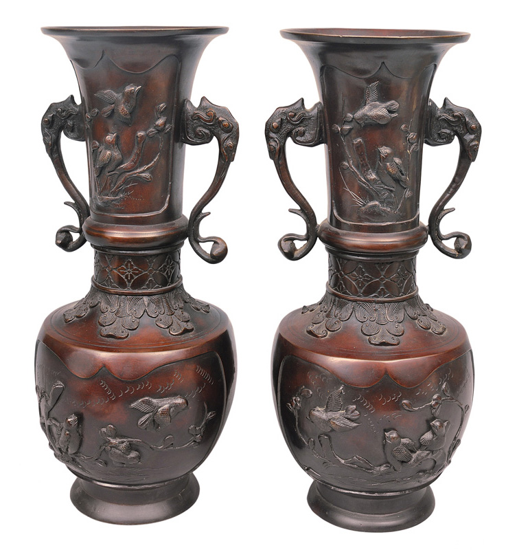 Paar Bronze-Vasen mit Vogel-Relief