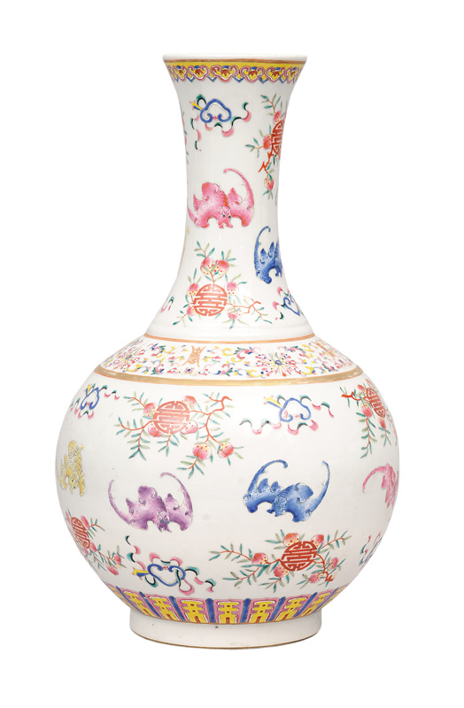 A fine shoulder-neck vase with bats "Yutangchun"