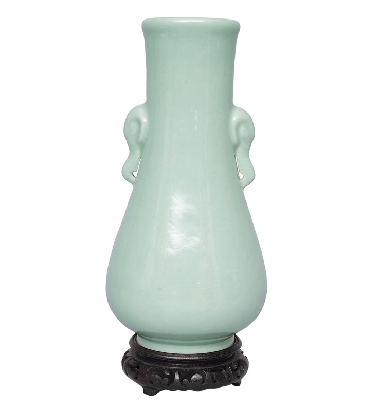 Seladon-Vase "Hu" mit Elefanten-Henkel