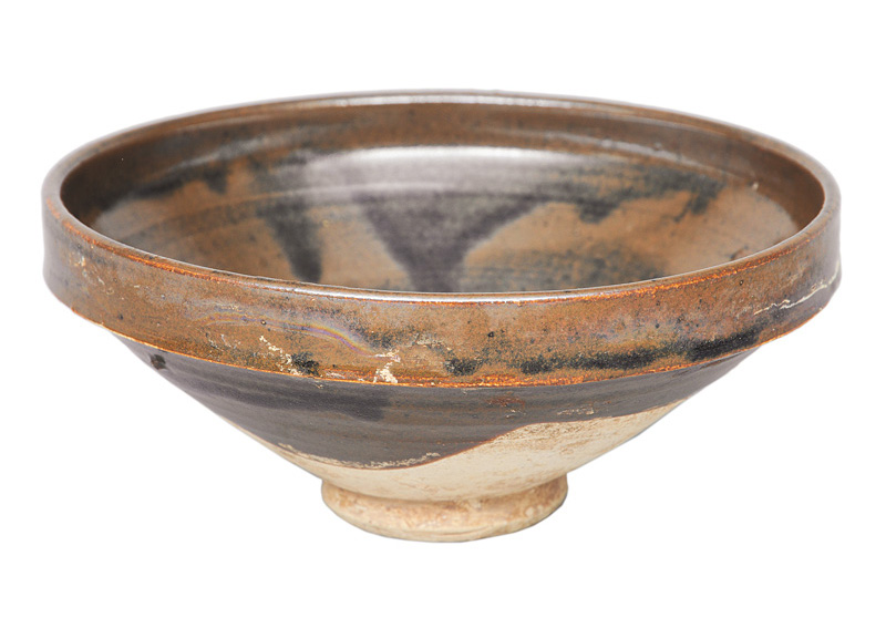 A tea bowl with accentuated rim