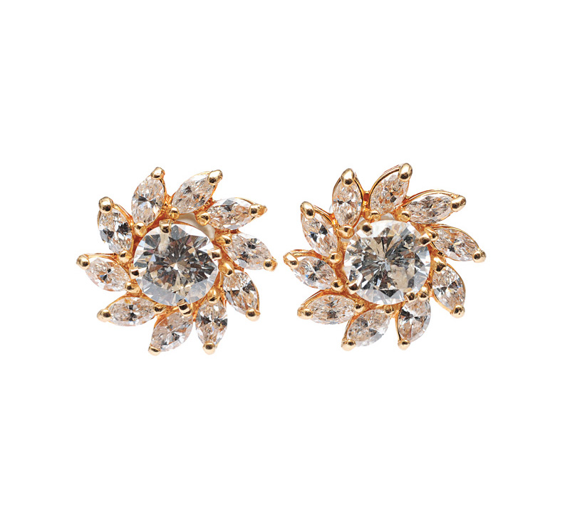 A pair of diamond earstuds