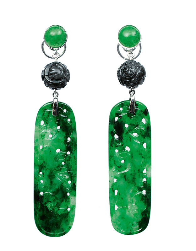 A pair of jade earpendants