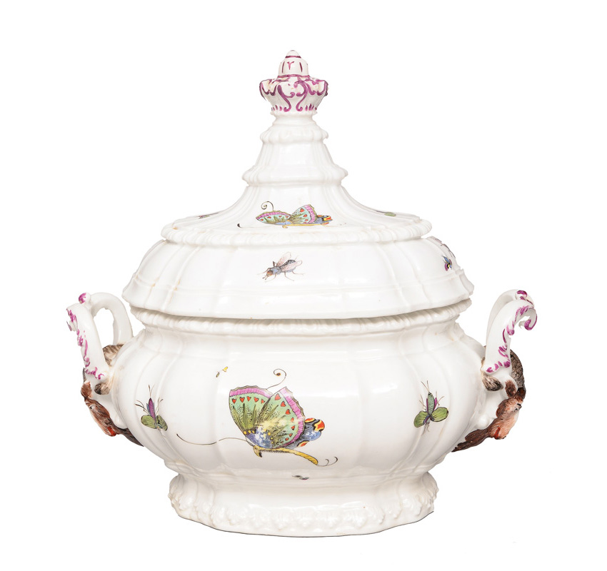 A tureen with cover "Chinese butterfly" with aries heads