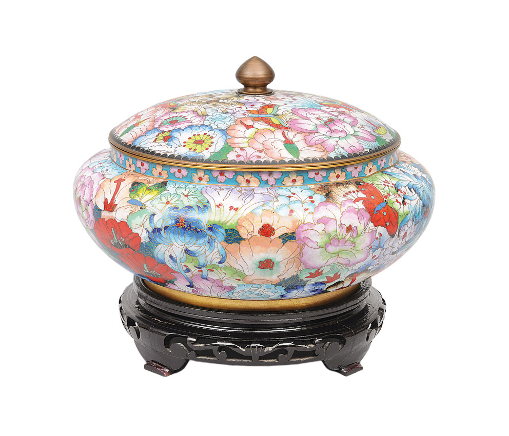 A large cover bowl with "Mille-Fleurs"-decoration