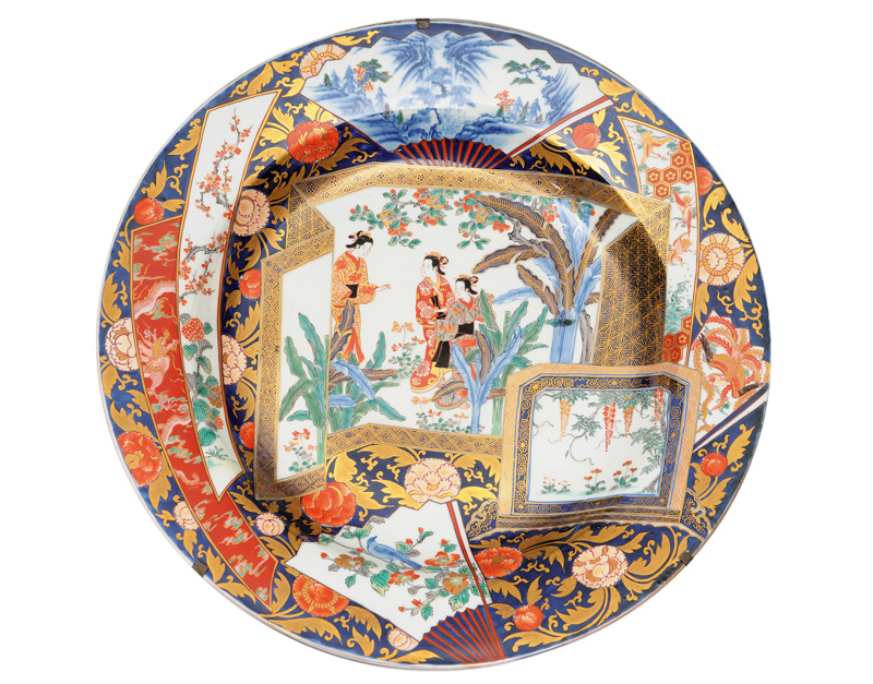 Sehr großer Imari-Teller mit Stellschirm-Motiv