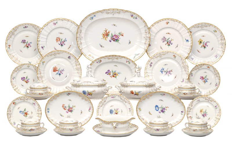 An extensive dinner service "Rocaille" for 12 persons