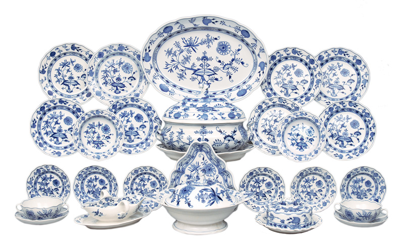 An extensive dinner service "Zwiebelmuster"