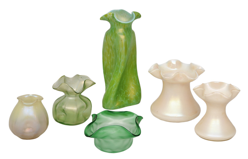 Sechs Jugendstil-Vasen mit gewelltem Rand
