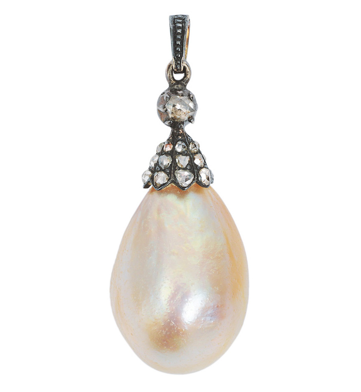 A pearl diamond pendant