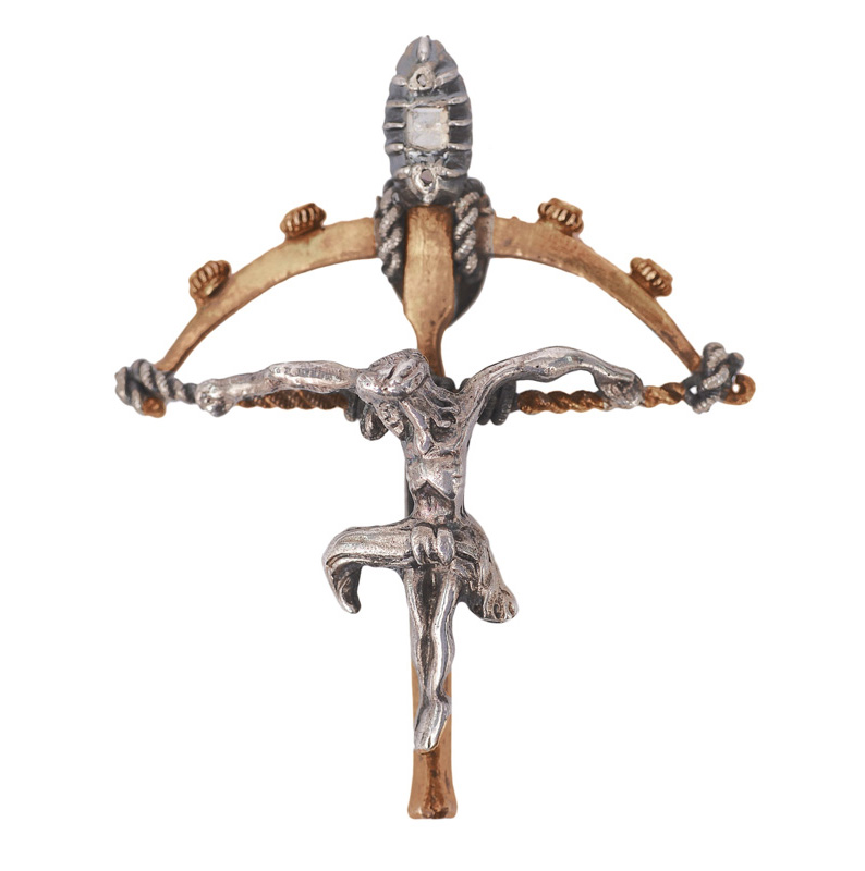 Spätgotischer Brustschmuck mit Kruzifix