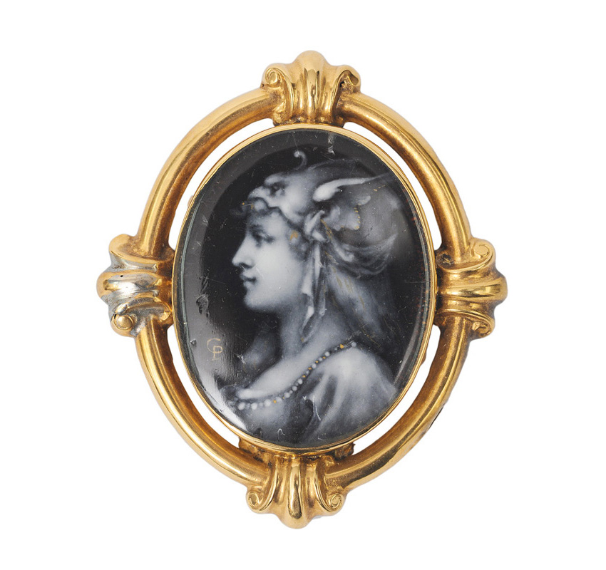 Brosche mit Grisaille-Portrait "Mythologische Göttin" im antiken Stil