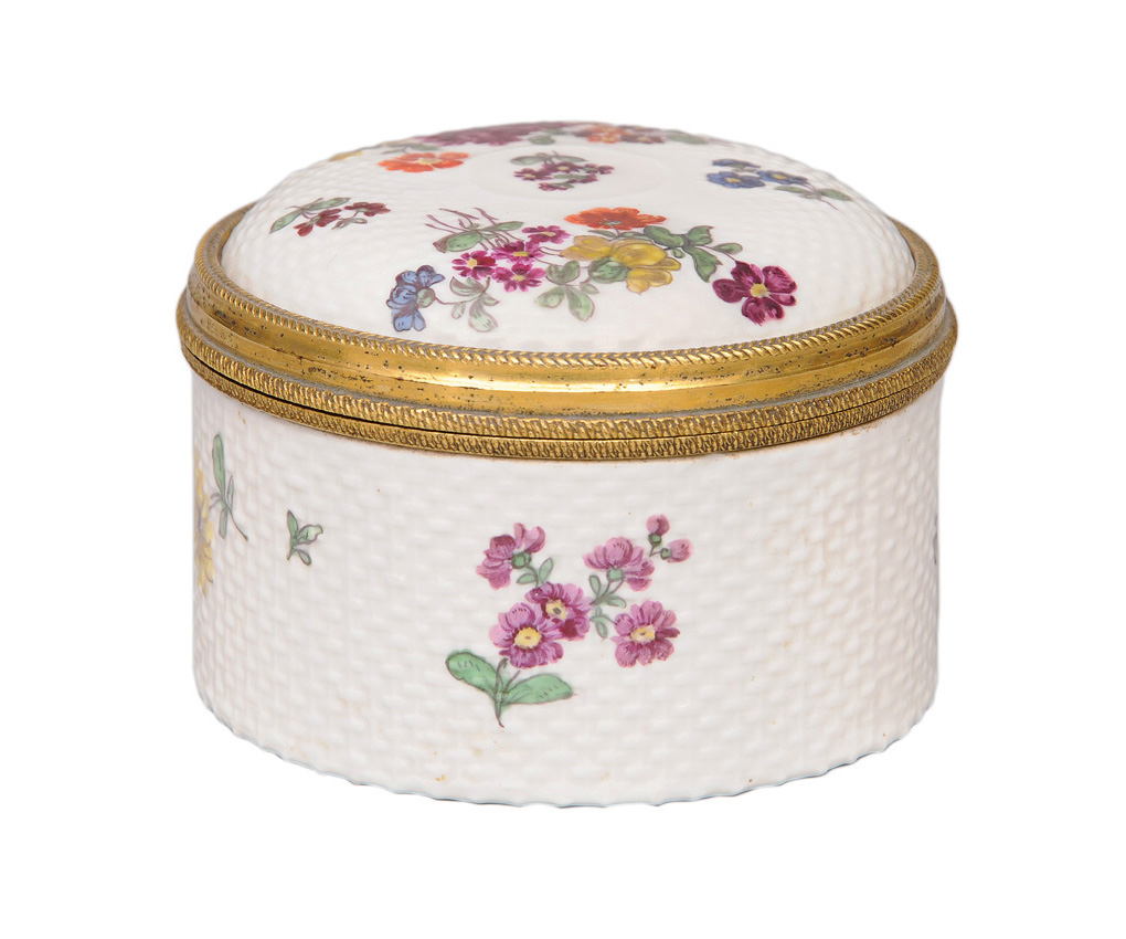A circular cover box with ozier relief and flower painting