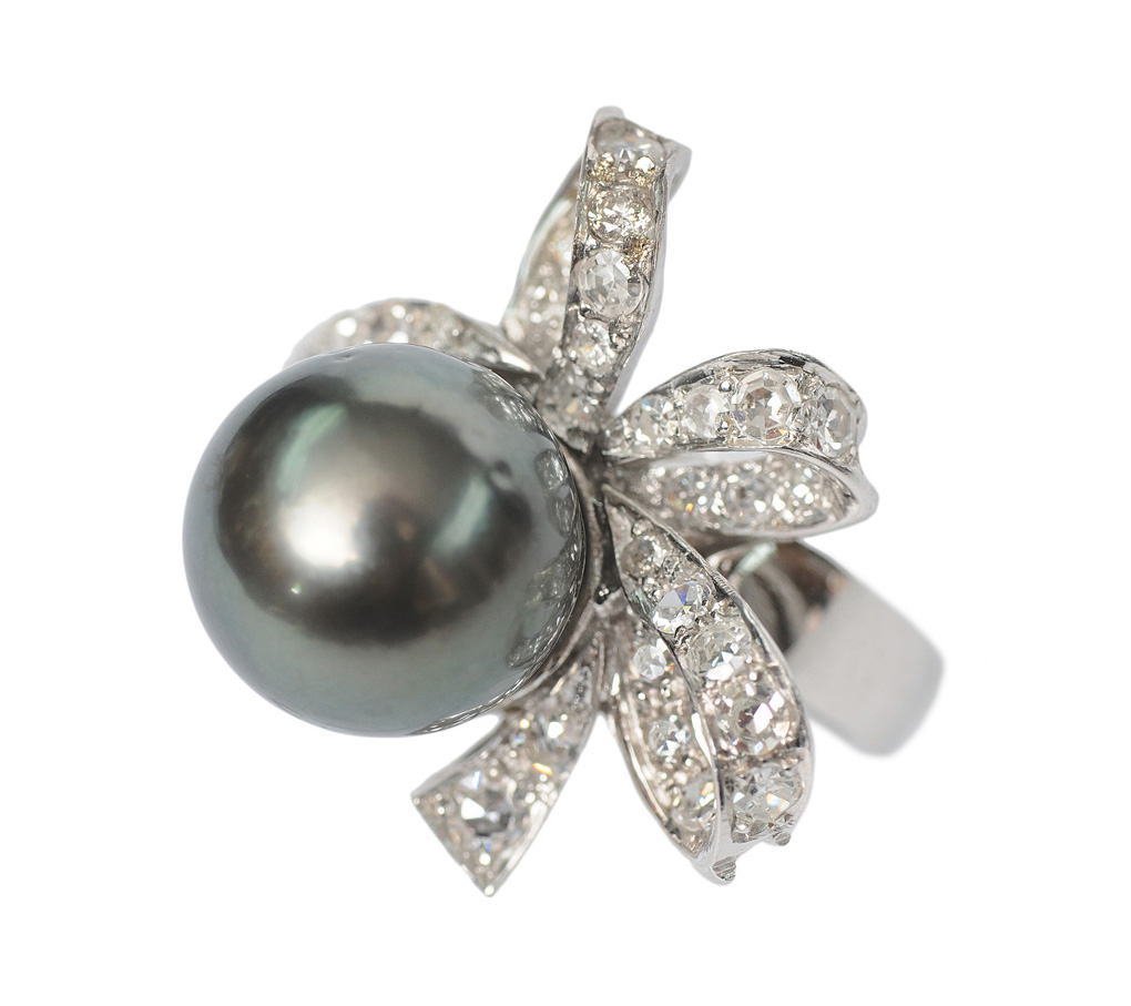 A Tahiti pearl diamond ring