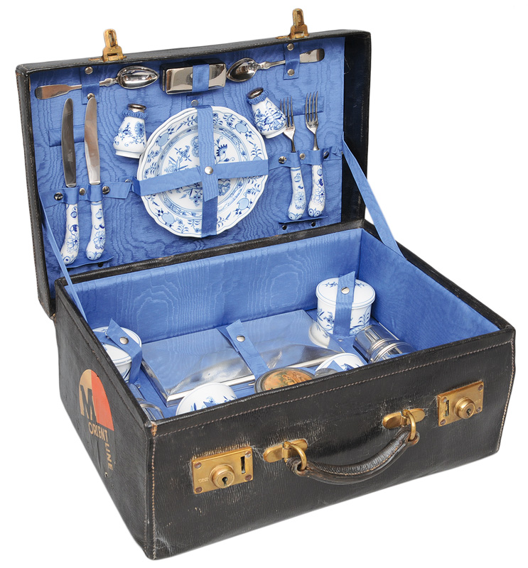 An exceptional picnic case "Blue Onion"