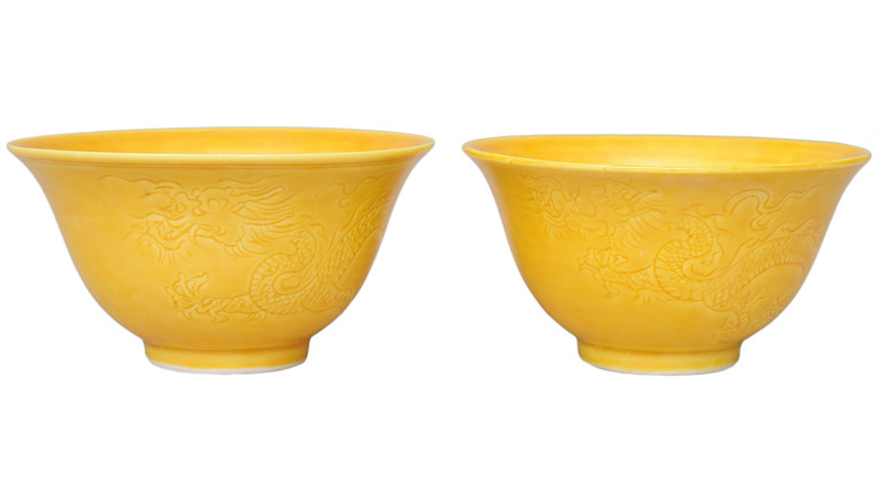 A fine pair of yellow dragon cups