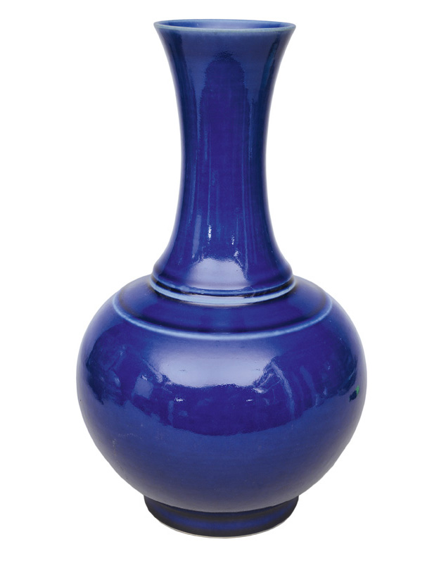 A monochrome bottle vase "Yutangchun"