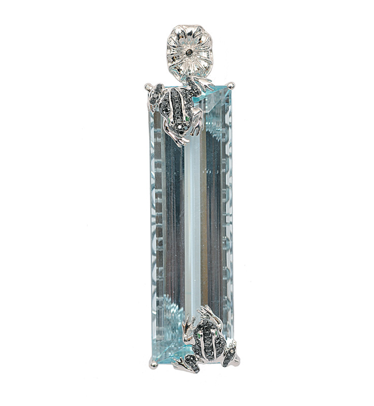 An aquamarine diamond pendant