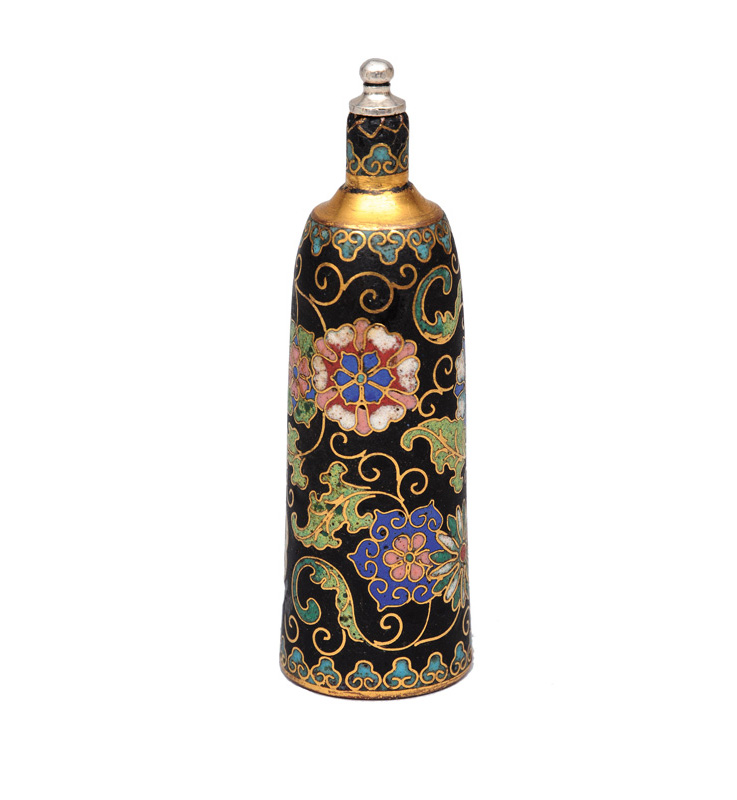 A fine cloisonné snuff bottle with flowers