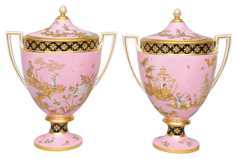 An pair of splendid cover vases with Chinoiserie motifs