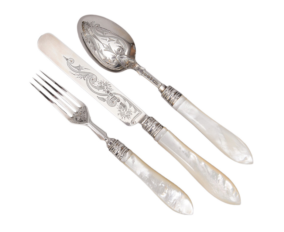 Hilliard & Thomson - A Victorian baptism cutlery set with floral engraving A Victorian baptism cutlery set with floral engraving