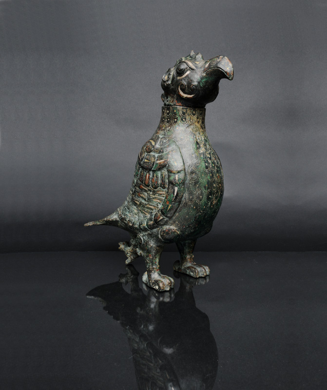 A very rare and important ritual bronze vessel in the shape of a bird - image 2