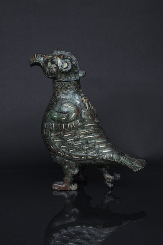 A very rare and important ritual bronze vessel in the shape of a bird - image 3
