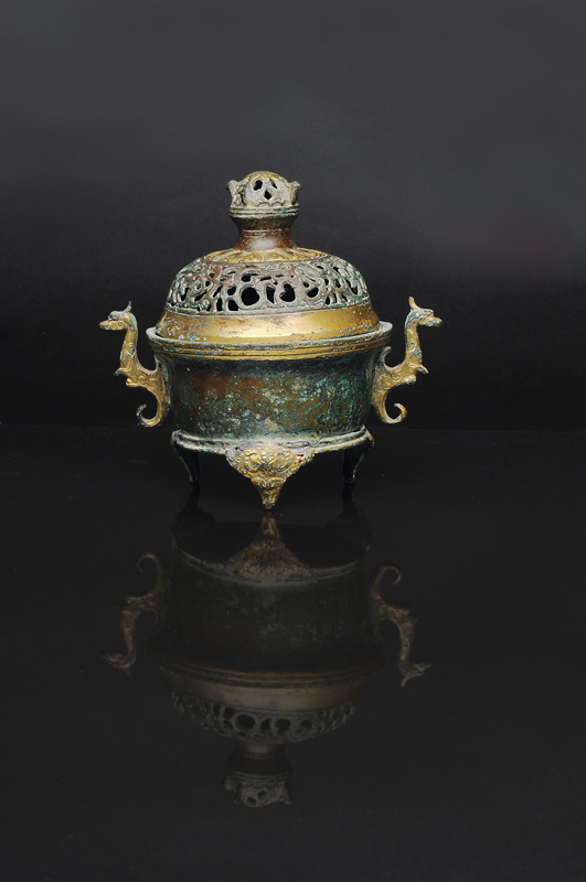 A fine bronze censer with cover - image 2