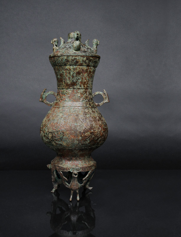 A rare archaistic bronze vase "HU" with bird base - image 2