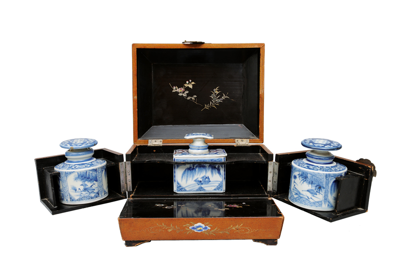 A fine lacquered box with 3 tea caddies