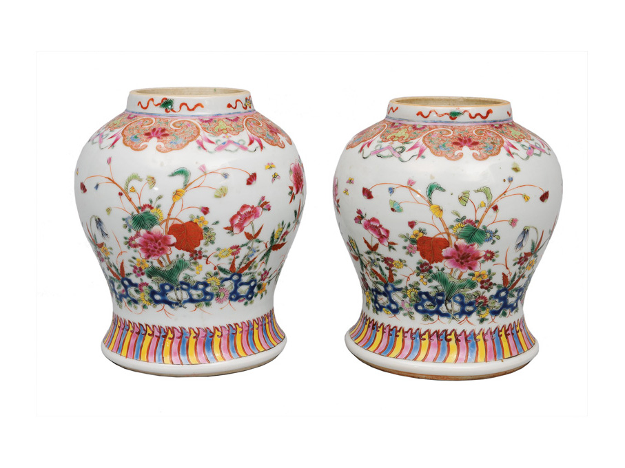Paar feiner "Famille-Rose" Baluster-Vasen mit Blumen und Fels