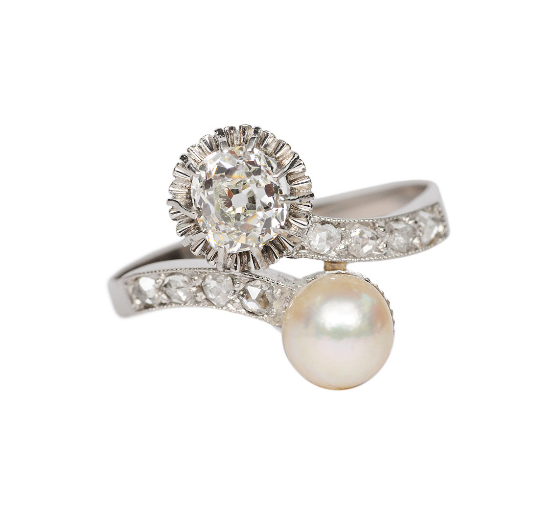 Ring mit Naturperle und Diamantbesatz