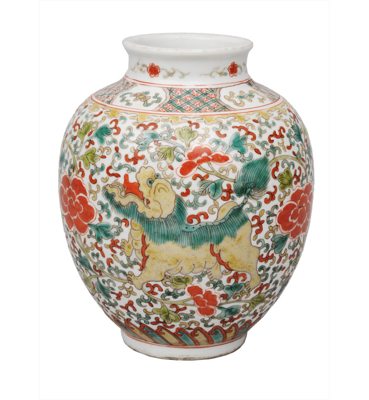 A Wucai vase with Fô-dogs