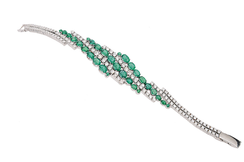 An exquisite emerald diamond bracelet - image 2