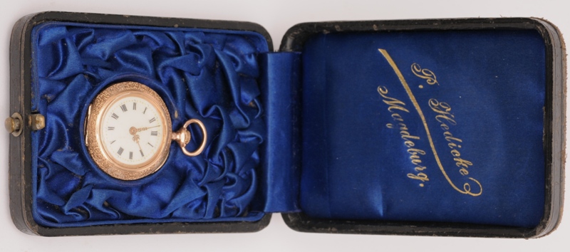 A small ladies pocket watch - image 5