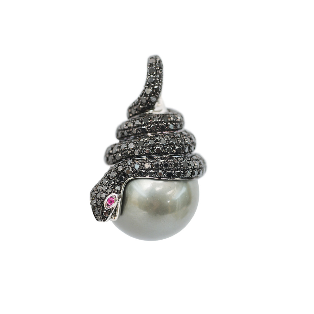 A Tahiti pearl pendant with diamonds "Snake"