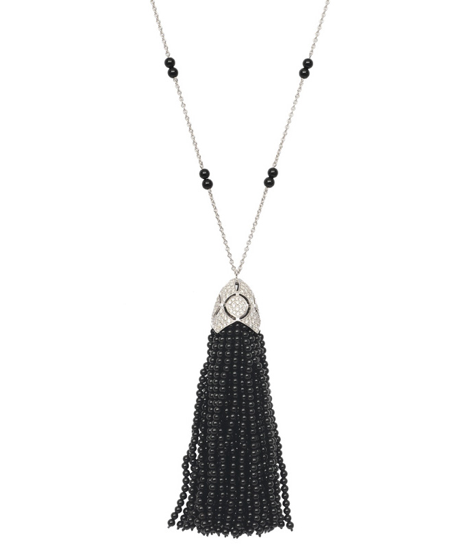 An Onyx diamond pendant with necklace in Art-déco style