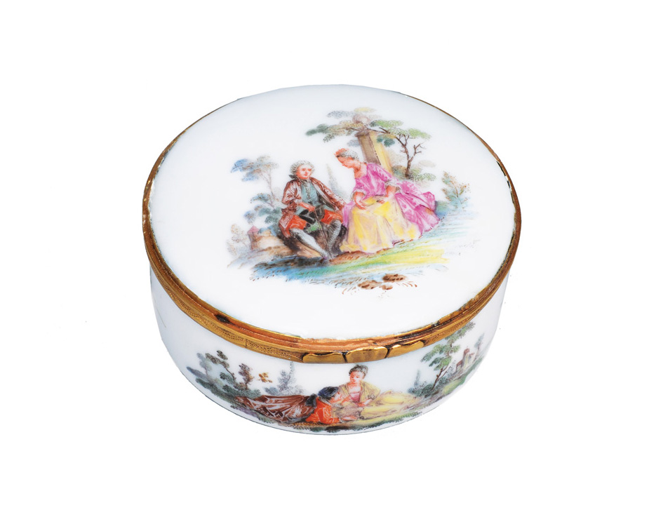 A fine snuff box with romantic scenes