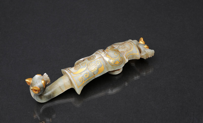 Sehr seltener figuraler Jade-Gürtelhaken mit Golddekor - Bild 2