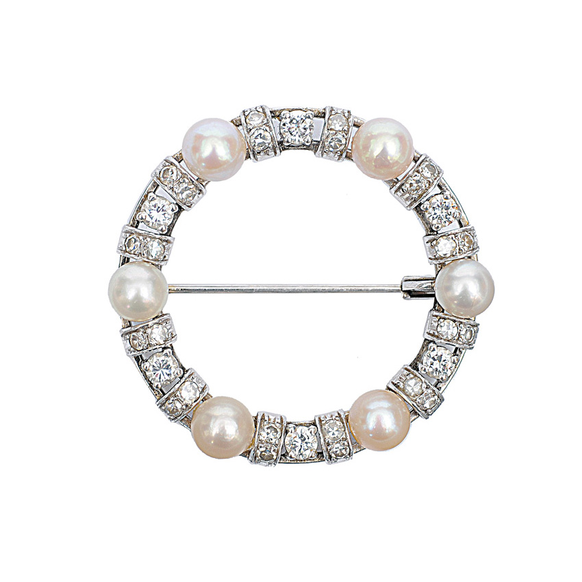 A pearl diamond brooch