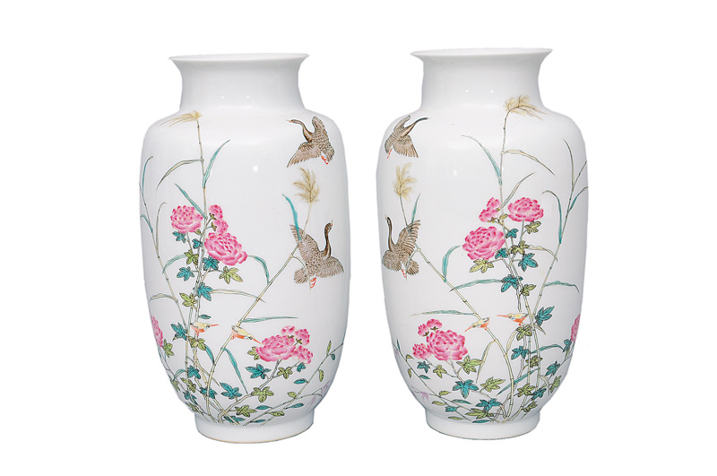 A pair of fine rouleau vases with grey gooses