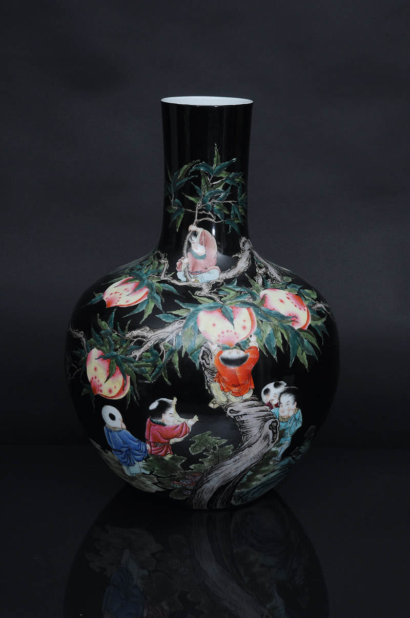 Prächtige "Famille-Noire" Vase mit Knaben und Pfirsichen - Bild 2