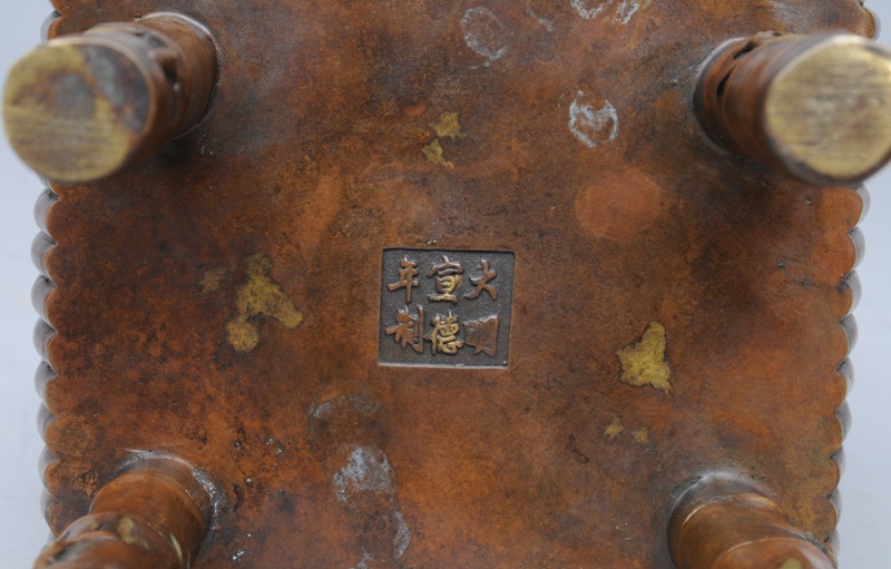 An unusual gold-splashed bronze censer - image 3