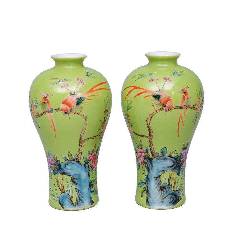 Paar apfelgrüner Meiping-Vasen mit Vogelmalerei