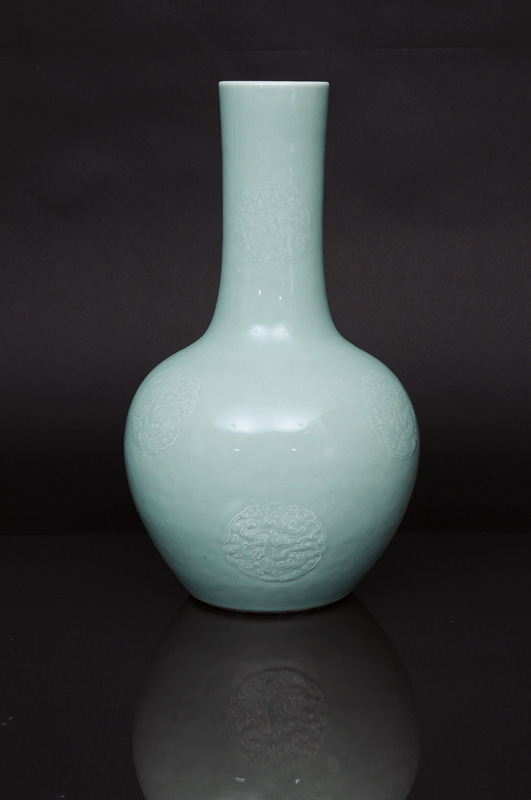 Sehr feine und seltene Seladon-Vase mit zartem Relief-Dekor - Bild 2