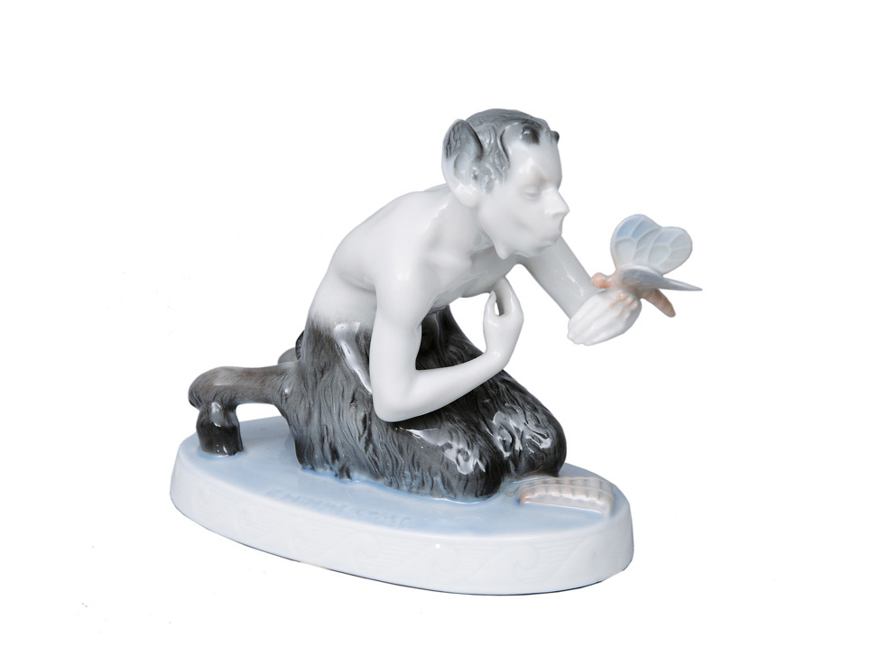 Figur "Knieender Faun mit Schmetterling"